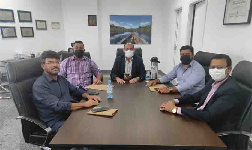 Deputado Laerte Gomes se compromete em reformar quadra esportiva do distrito de Tancredópolis em Alvorada do Oeste