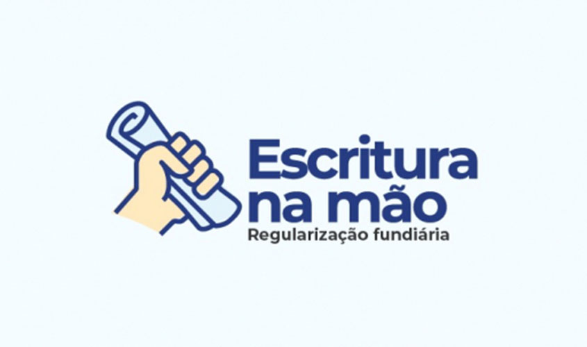 Escritura na mão - Entrega de escrituras para moradores do Aponiã