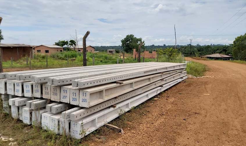 A pedido do deputado Anderson empresa entrega postes e vai iniciar instalação de energia elétrica no Terra Prometida