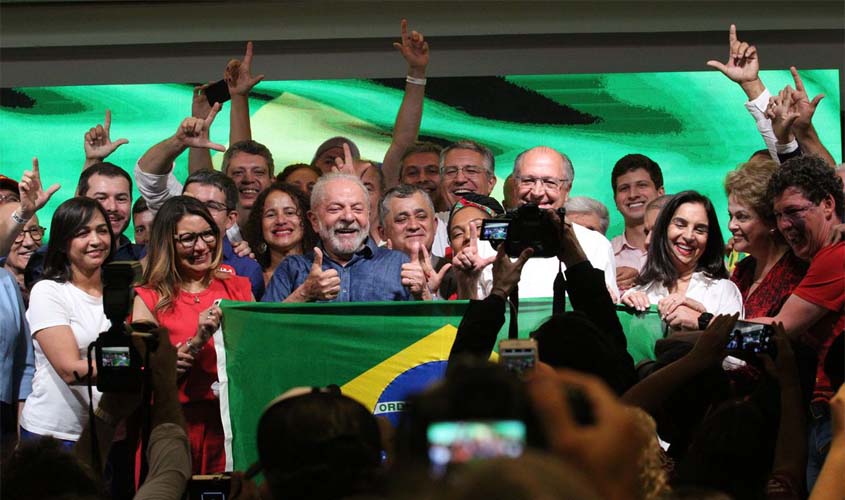 Em primeiro discurso, Lula diz que combate a miséria é sua missão