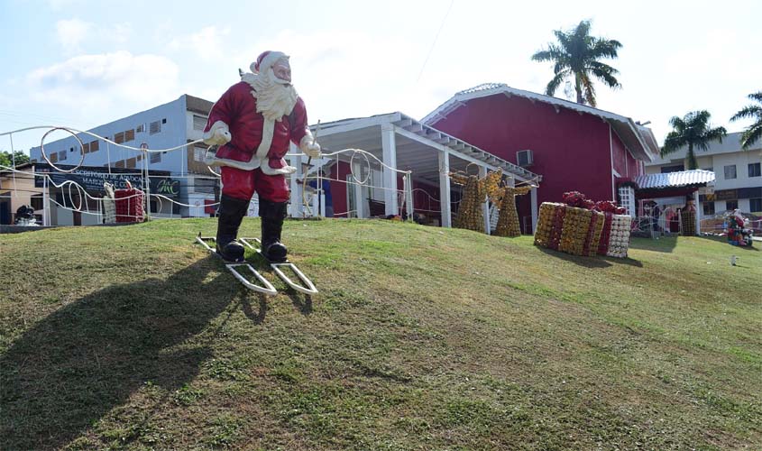 Casa do Papai Noel recebe limpeza e poda de grama