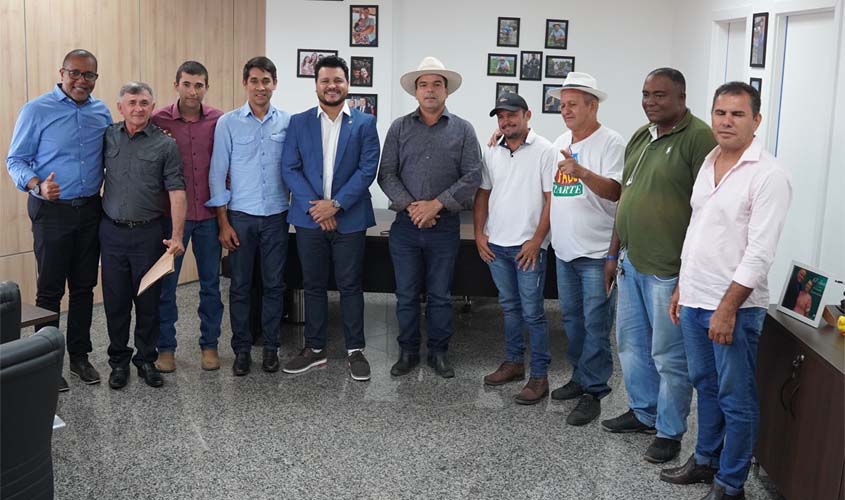 Deputado Marcelo Cruz firma compromisso para construção de Camelódromo em Buritis