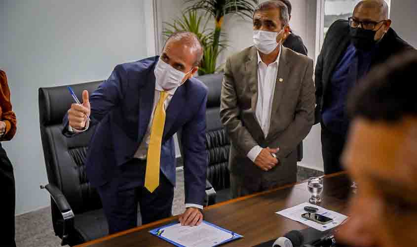 Alan Queiroz toma posse na Assembleia Legislativa, no lugar de Adailton Fúria