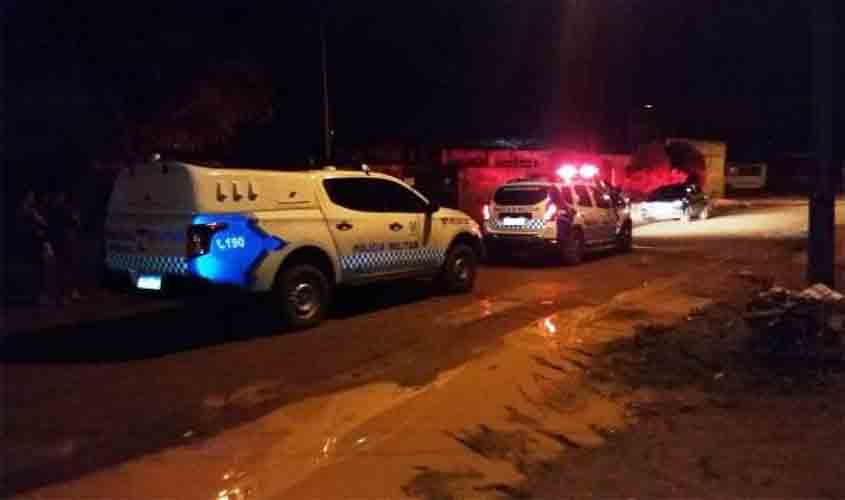 Esfaqueado e sangrando no meio da rua, homem de 33 anos implora por socorro