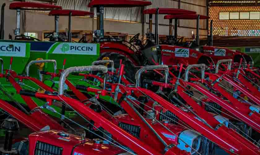 Agricultura familiar e produção de leite são fortalecidas com entrega de equipamentos durante solenidade