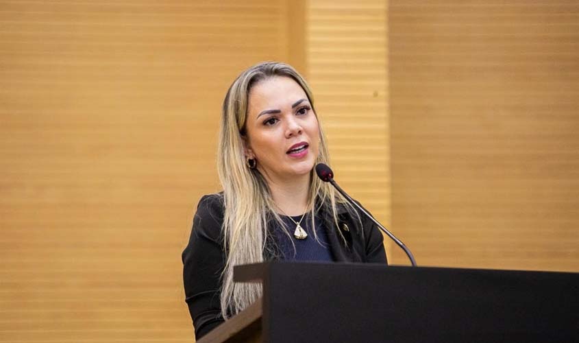 Cláudia de Jesus vota contra veto e defende adolescentes