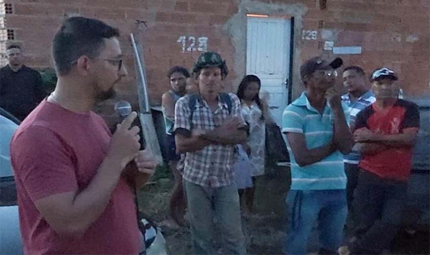Deputado Anderson tem reunião no bairro Terra Prometida e acompanha chegada de padrões de energia residencial
