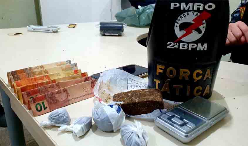 PM fecha mais uma boca de fumo e prende jovem com drogas, dinheiro e balança
