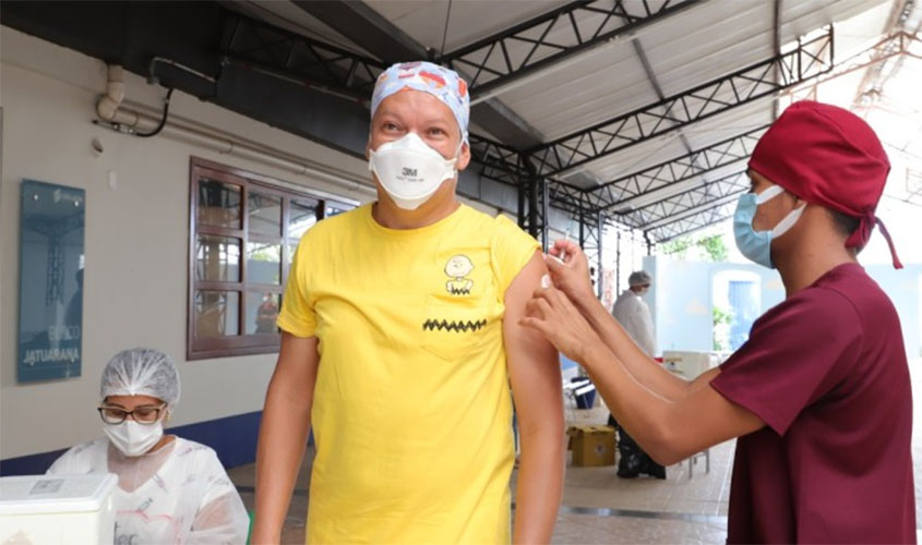 Profissionais da linha de frente da Saúde recebem vacina contra Covid-19