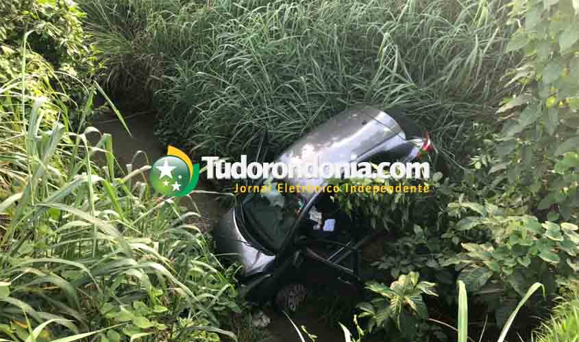 Motorista perde controle e cai dentro de vala na Jorge Teixeira