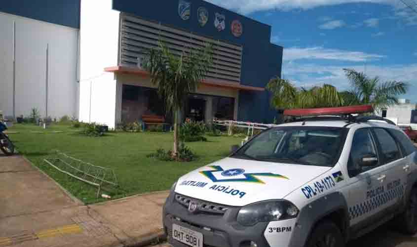 Família vive momentos de terror nas mãos de bandidos armados e encapuzados que invadiram casa