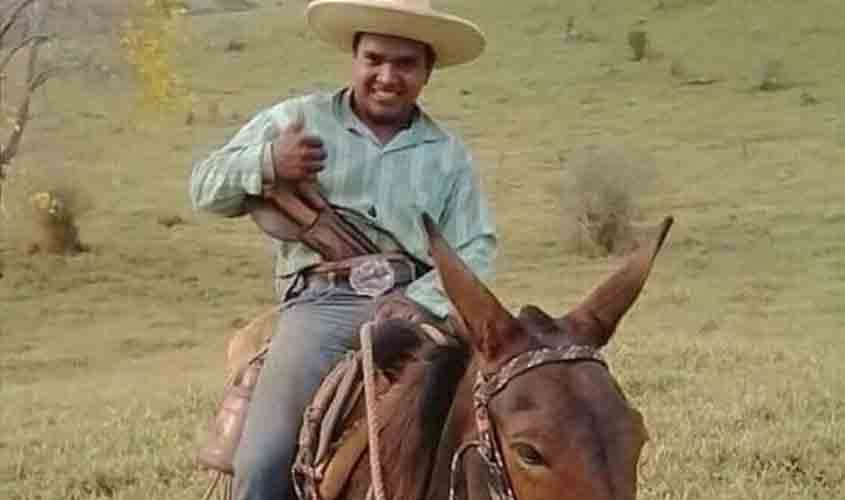 Preso rapaz de 20 anos que matou padrasto para proteger irmãos é defendido pelo pai: 'não é bandido'