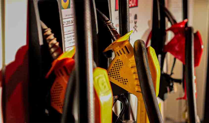 Governo de RO revoga decreto que proíbe venda direta de combustíveis em recipientes avulsos