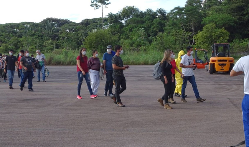 Barreira sanitária em Porto Velho imuniza idosos e trabalhadores em saúde repatriados do Peru com destino a São Paulo