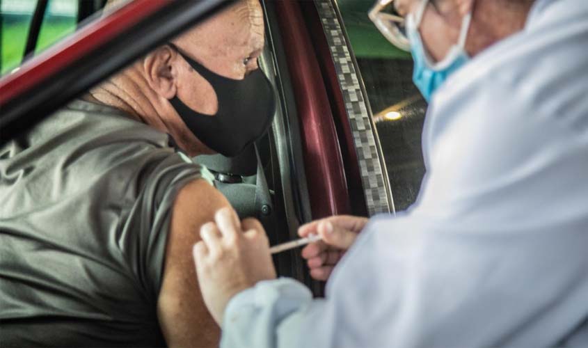 Mais de mil idosos recebem vacina contra Covid-19 em drive-thru