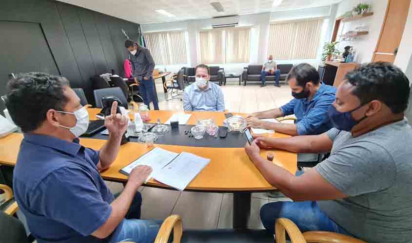 Presidente Alex Redano recebe demandas do sindicato dos servidores do DER