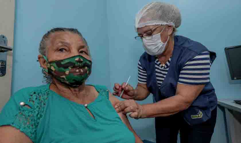 Público acima de 60 anos receberá a 4ª dose da vacina contra a covid-19 a partir de segunda-feira (4)