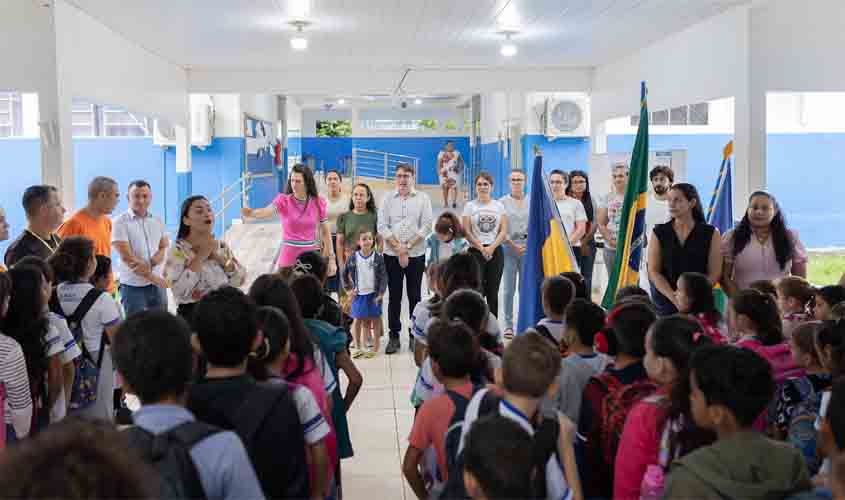 Execução dos Hinos Nacional, de Rondônia é inserido na rotina de estudantes das escolas públicas e particulares em Jaru