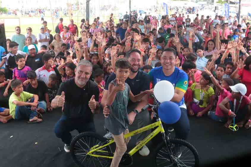 Vereador Everaldo Fogaça participa do projeto “Vem com a Prefeitura” no Orgulho do Madeira