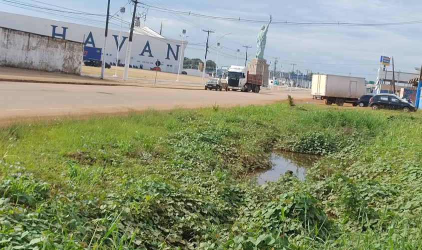 Fogaça solicita limpeza e reestruturação de canal de drenagem no bairro Embratel