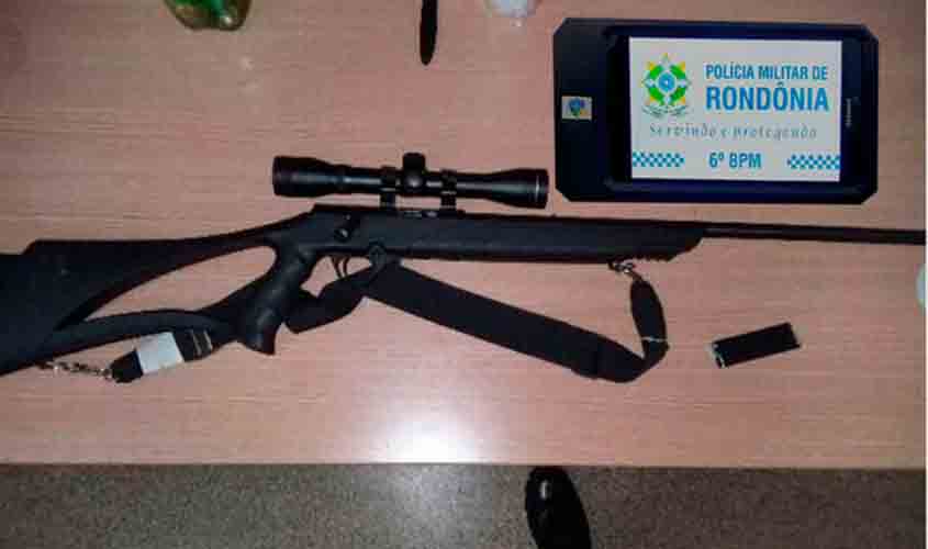Homem que transitava com rifle pelas ruas de Nova Mamoré é preso