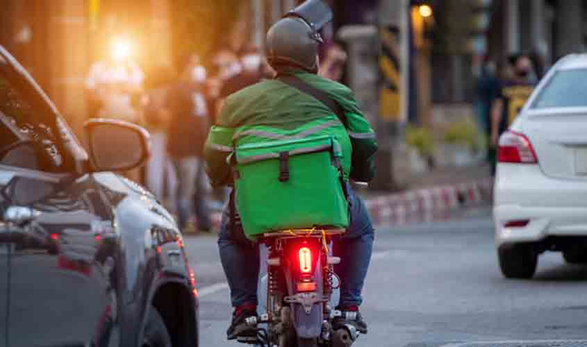 Ausência de relação entre síndrome do pânico e trabalho afasta reintegração de motofretista