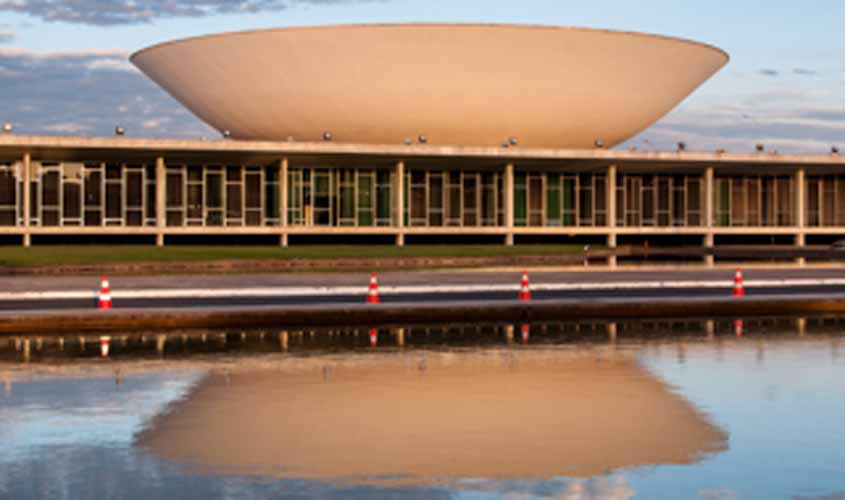 Ministro Dias Toffoli arquiva queixa-crime de Tabata Amaral contra Eduardo Bolsonaro