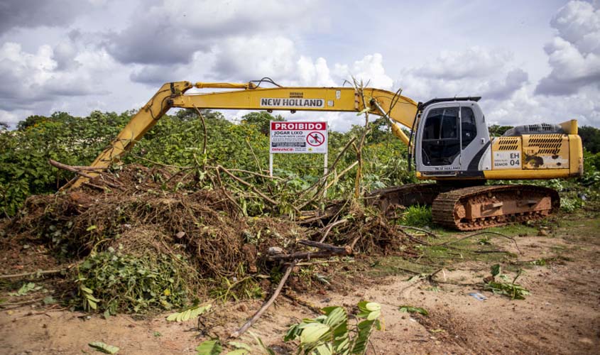 Canal Santa Bárbara, próximo à Rodoviária Provisória, recebe limpeza de vegetação nas margens