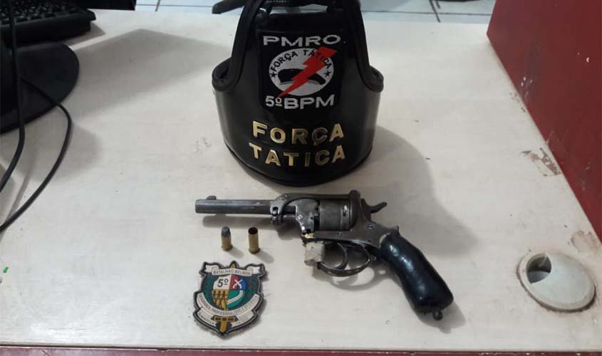Trio acusado de roubo é detido portando revólver municiado
