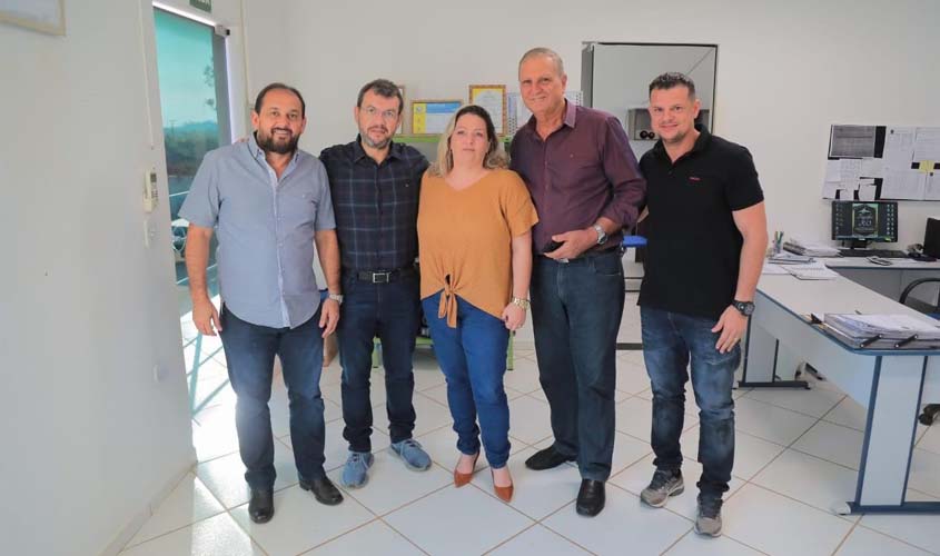 Presidente da Assembleia e deputado Follador visitam frigorífico e destacam crescimento do empreendimento após adesão ao Sisb