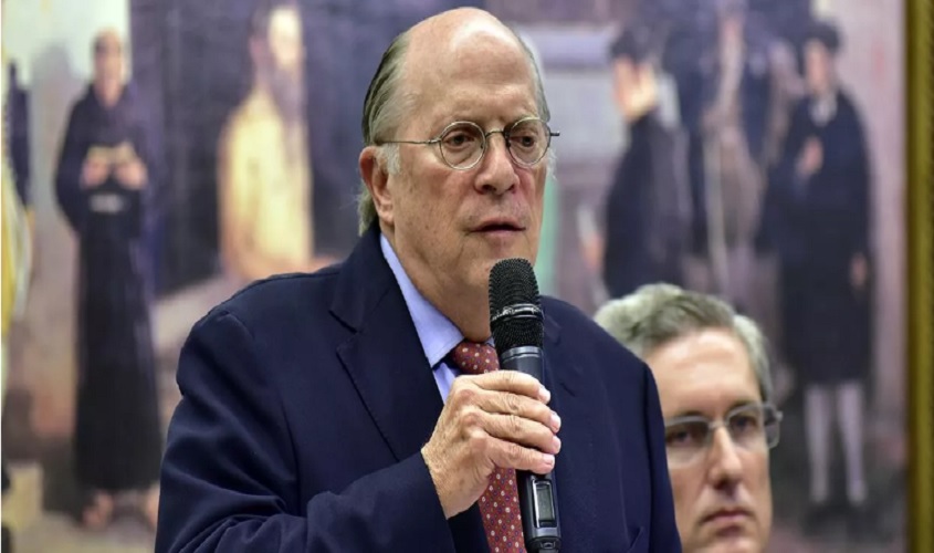 Autor do impeachment de Dilma afirma que Bolsonaro vive alucinado nas trevas