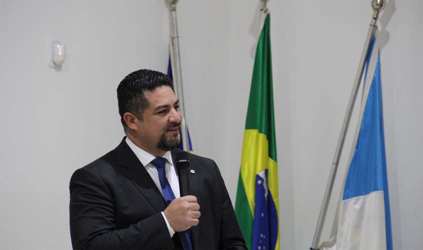 Artigo: Esquerda X direita; direita X esquerda; quando os brasileiros descobrirão que isso representa brasileiros X brasileiros?, por Alex Sarkis