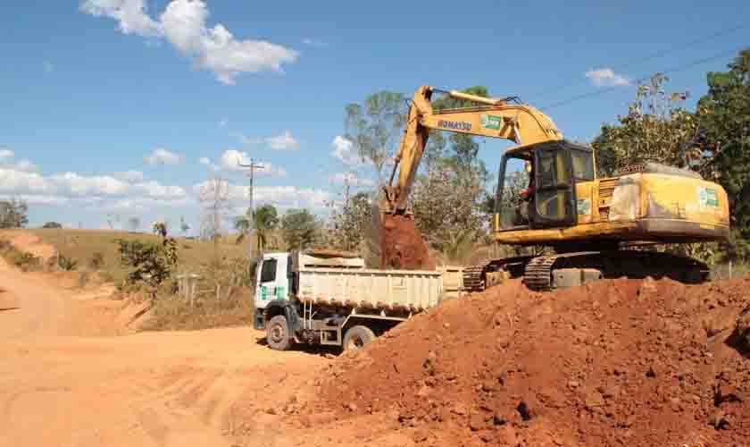 Governo do Estado recupera via municipal que atende duas escolas