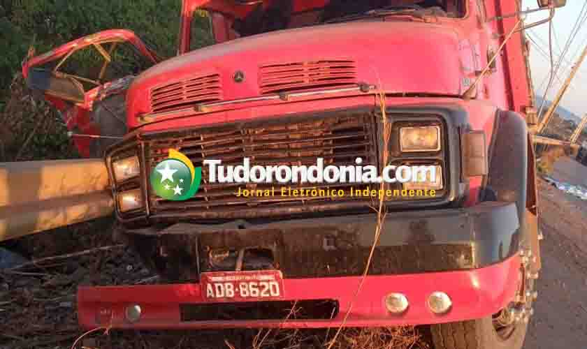 Caminhão boiadeiro atinge poste na BR- 364 e mata passageiro