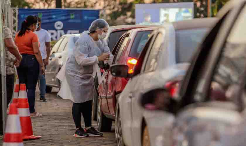 8ª edição do drive-thru vacinou público de 25 anos acima