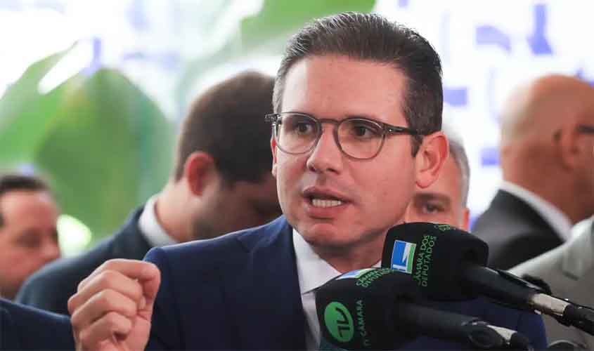 Hugo Motta critica sanções estrangeiras a membros dos Três Poderes