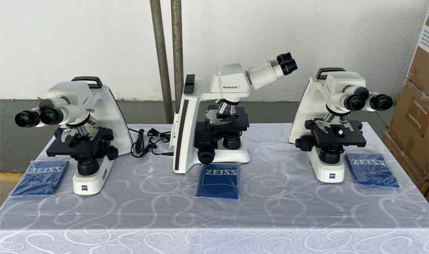 Entrega de 34 novos microscópios reforça a rede de diagnóstico laboratorial