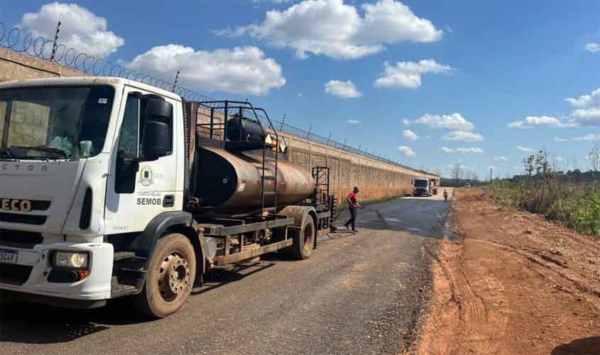 Serviço no Ramal da Granja reduz poeira e melhora acesso no bairro Nova Esperança