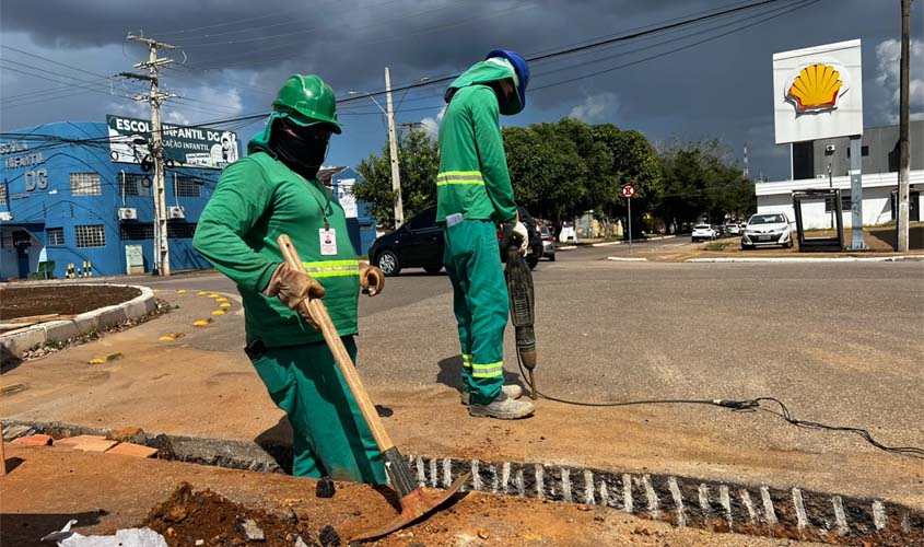 Atenção na rotatória das avenidas Tiradentes e Rio Madeira