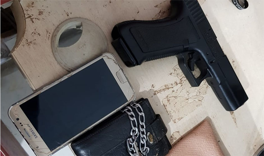 Polícia flagra assalto e suspeitos são detidos com arma de brinquedo