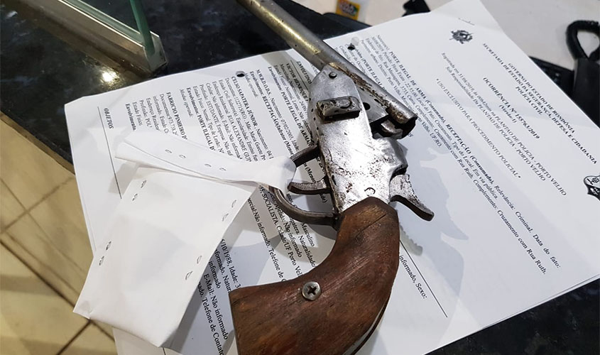 Suspeitos com arma e moto roubada tentam fugir da polícia e acabam detidos