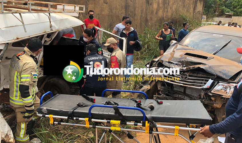 Caminhonete avança preferencial e atinge Kombi,  deixando casal em estado grave