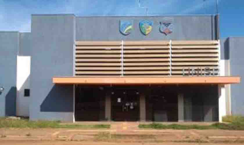 Motorista que afirmou estar apenas fazendo corrida para menor presa com drogas é flagrado saindo da casa da suspeita com rifle