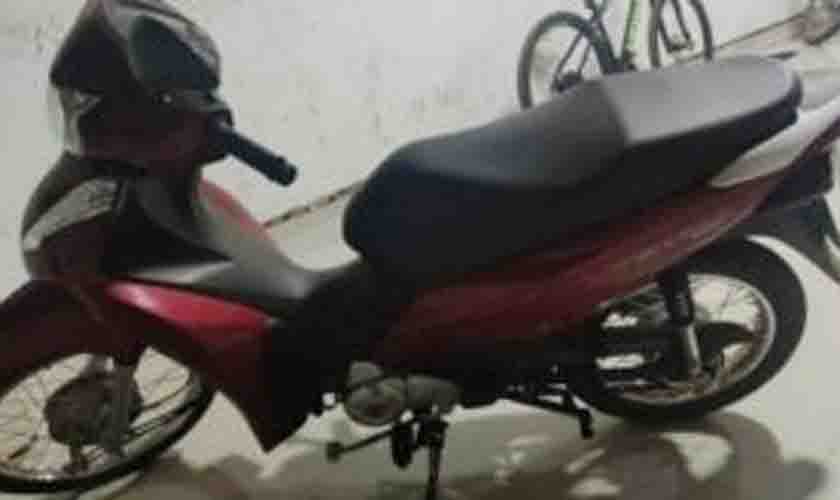 Jovem é rendida por homem armado no portão da casa da tia e tem motoneta roubada