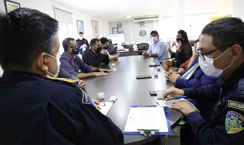 Comandante-geral aponta avanços da atuação da PMRO em municípios em reunião com representantes da AROM