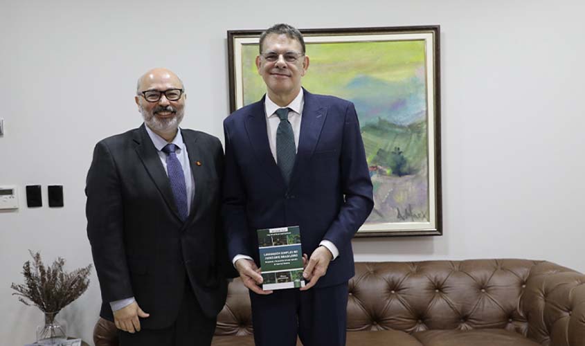 Juiz do TJRO entrega livro sobre linguagem simples