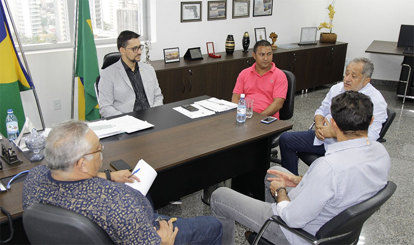 Deputado Anderson vai destinar emendas para a reforma da Feira do Produtor e aquisição de máquina para a Semagric