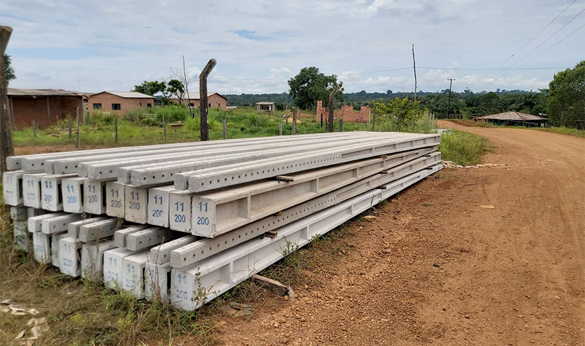 A pedido do deputado Anderson empresa entrega postes e vai iniciar instalação de energia no Terra Prometida