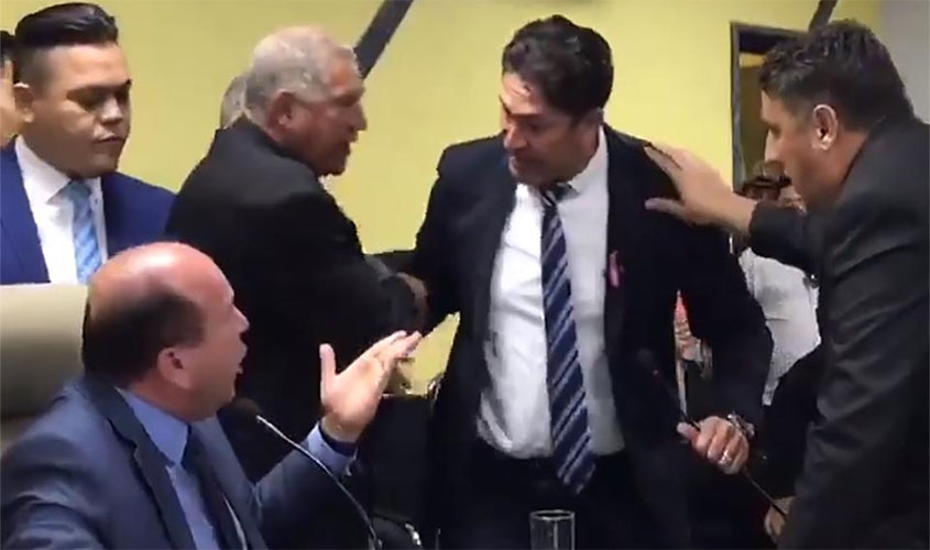 O baixinho contra o grandão