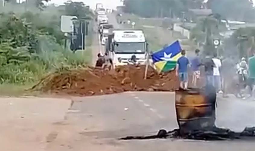 Bolsonaristas rondonienses não aceitam a derrota e também fecham rodovias, impedindo o trânsito de veículos e pessoas